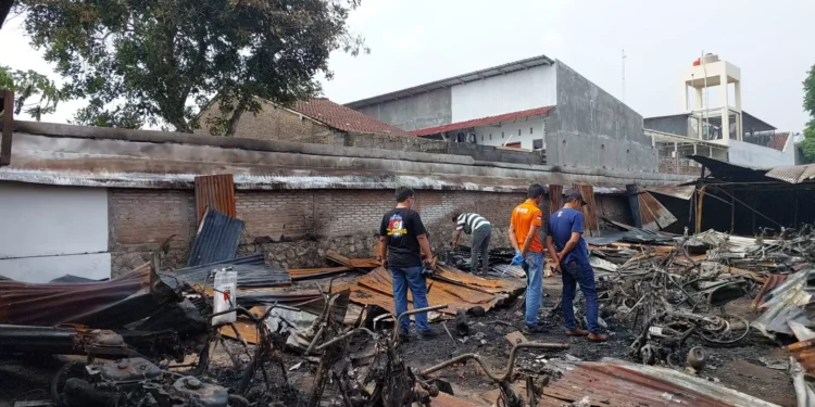 Nampak jejeran sepeda motor hangus terbakar di tempat parkir (foto/ist)