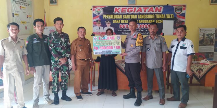 Pastikan Tepat Sasaran, Bhabinkamtibmas Polsek Belitang III Monitoring Penyaluran Dana BLT di Desa Binaan (foto/Yesi)