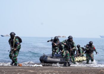 Pasukan Gabungan ADF dan TNI Laksanakan Operasi Amfibi di Pantai Banongan (foto/Mabes TNI)