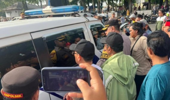 Pendukung Gubernur Bengkulu Adang Mobil Inafis Pembawa Pejabat Ditangkap ke Jakarta (foto/ist)