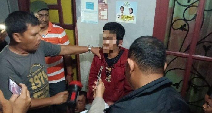 Petugas Polsek Siantar Marihat saat mengamankan pelaku (foto/ist)
