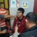 Petugas Polsek Siantar Marihat saat mengamankan pelaku (foto/ist)