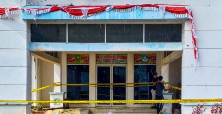 Petugas saat menyelidiki tempat kebakaran (foto/ist)