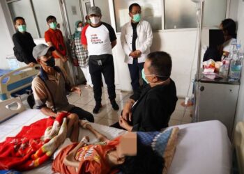 Pj. Bupati Garut Tinjau Pasien Gizi Buruk, Ini Pesannya (foto/Diskominfo Garut)