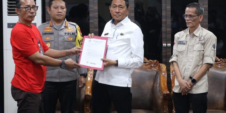 Pjs Wali Kota Batam, Andi Agung, melakukan pertemuan dengan sejumlah perwakilan buruh yang menggelar aksi unjuk rasa di depan Gedung Pemerintah Kota Batam, Batam Center, pada Kamis pagi, (31/10/2024). (foto/Diskominfo Batam)