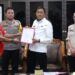 Pjs Wali Kota Batam, Andi Agung, melakukan pertemuan dengan sejumlah perwakilan buruh yang menggelar aksi unjuk rasa di depan Gedung Pemerintah Kota Batam, Batam Center, pada Kamis pagi, (31/10/2024). (foto/Diskominfo Batam)