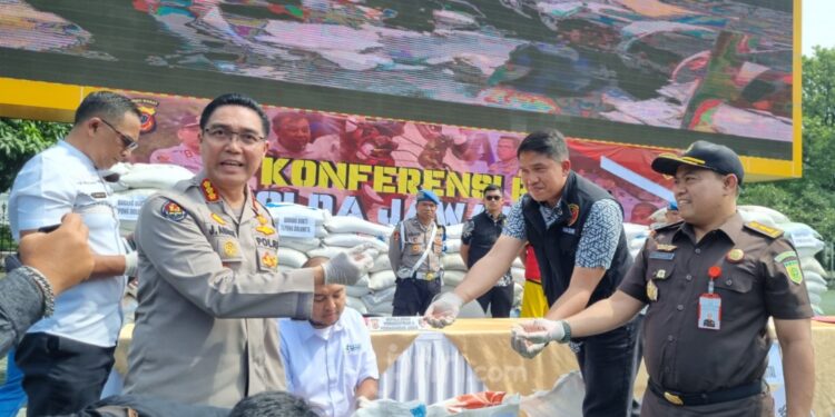 Pengungkapan kasus pabrik produksi pupuk palsu di Mapolda Jabar (foto/doc)