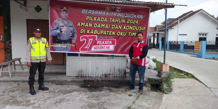 Polsek Belitang 1 Lakukan Pemasangan Baner Pilkada Damai di Wilkum (foto/Yesi)
