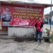 Polsek Belitang 1 Lakukan Pemasangan Baner Pilkada Damai di Wilkum (foto/Yesi)