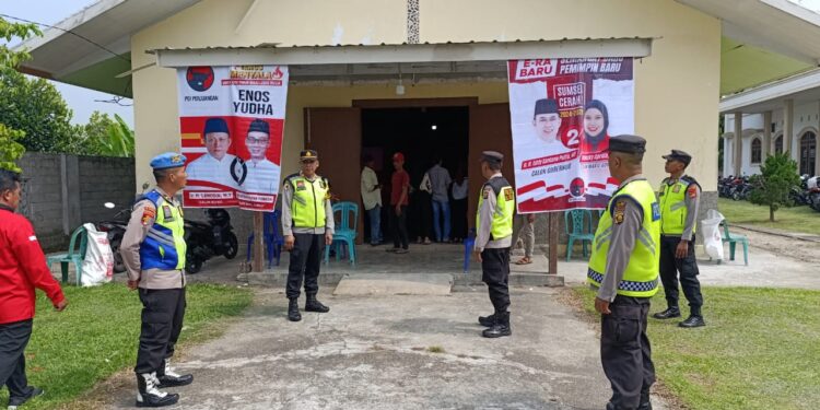 Polsek Belitang II Lakukan Pengamanan Kegiatan Pelatihan Saksi Partai PDI - Perjuangan (foto/Yesi)