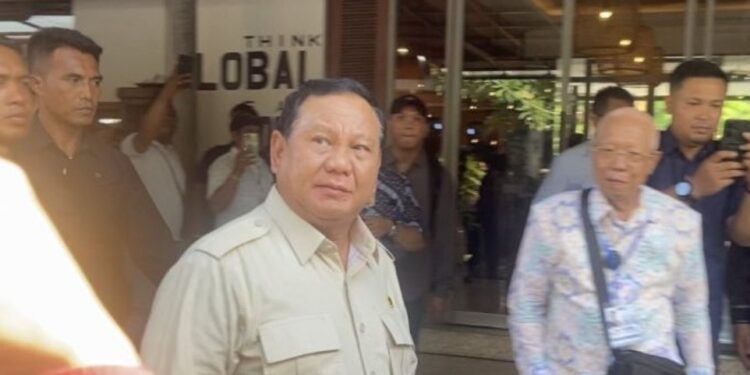 Presiden RI Prabowo Subianto menyapa masyarakat di tengah makan siang di Denpasar, Bali (foto/doc)