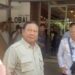 Presiden RI Prabowo Subianto menyapa masyarakat di tengah makan siang di Denpasar, Bali (foto/doc)
