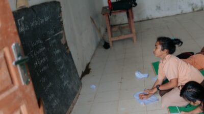 Prihatin, Murid SDN di Langkat Rela Belajar Dialas Tikar (foto/ist)
