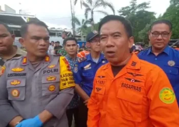 Proses evakuasi korban tewas oleh tim SAR (foto/ist)