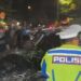 Proses evakuasi mobil korban yang ringsek akibat tertimpa pohon tumbang (foto/ist)