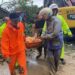 Proses evakuasi salah seorang korban tewas akibat tertimbun longsor (foto/doc)