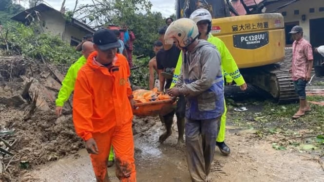 Proses evakuasi salah seorang korban tewas akibat tertimbun longsor (foto/doc)