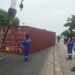 Proses evakuasi truk terguling (foto/ist)
