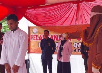 Prosesi hukuman para cambuk pemuda pemain judi online (foto/ist)
