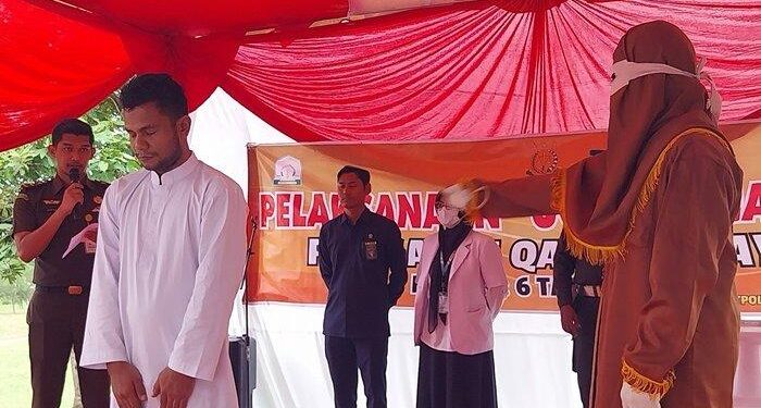 Prosesi hukuman para cambuk pemuda pemain judi online (foto/ist)