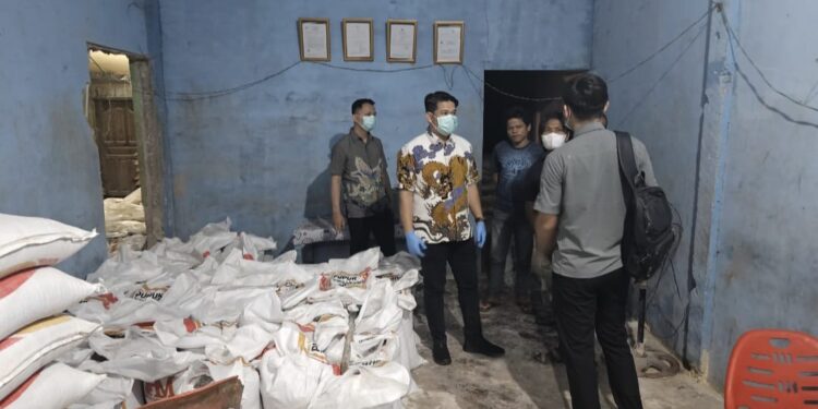 Satuan Reserse Kriminal (Satreskrim) Polres Dumai berhasil mengungkap kasus dugaan tindak pidana peredaran pupuk ilegal yang tidak terdaftar dan tidak berlabel (foto/Media Center Riau)
