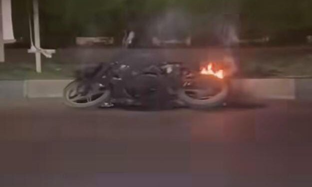 Sebuah motor yang terbakar di jalanan Batam Kota (foto/ist)