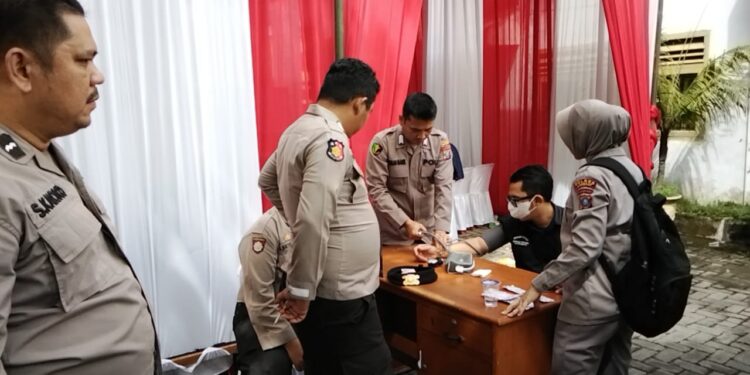 Sie Dokkes Polres Langkat Cek Kesehatan Personel yang Bertugas di PPK (foto/Joni Ricardo)