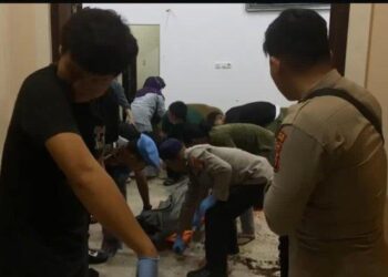 Suasana evakuasi korban tewas yang dibacok kades (foto/ist)
