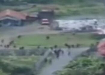 Suasana ricuh bentrokan massa pendukung paslon di Puncak Jaya, Papua (foto/ist)