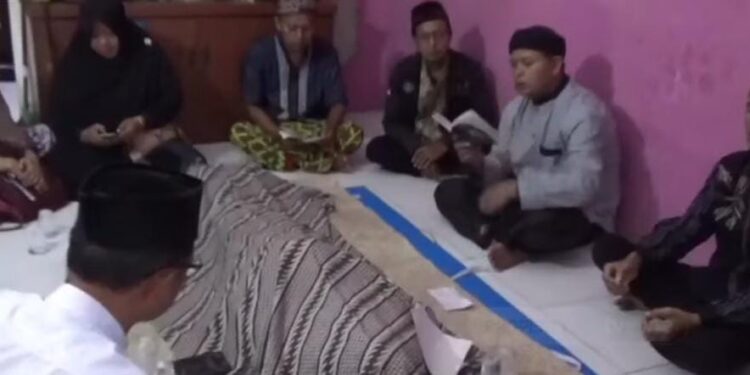 Suasana rumah duka salah satu petugas TPS yang meninggal dunia (foto/ist)