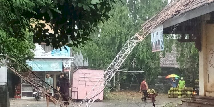 Tiang Radio Daerah Lampung Utara Roboh gegara Hujan Deras dan Angin Kencang (foto/ist)