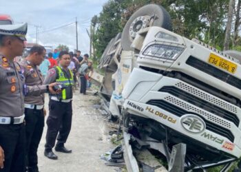 Truk semen yang terbalik akibat kecelakaan (foto/ist)