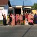 Warga yang memasang baliho ucapan terimakasih kepada Pj. Bupati Langkat (foto/ist)