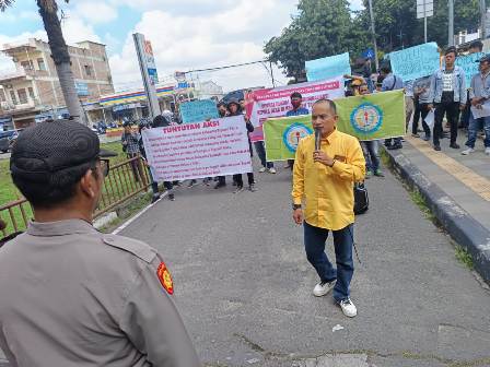 Ketua Umum Lembaga Peduli Pembangunan Pemberdayaan Masyarakat Indonesia (LP3MI), Irvan JM Simatupang, saat berorasi di depan Mapolda Sumut, Kamis (31/10/2024). (foto/ist)