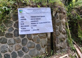 Spanduk proyek Dana Desa 2024 tahap dua, tepatnya pemasangan boronjong dan pipanisasi di Kampung Batu Bangkong dengan nilai Rp 217.446.000 (foto/Panca/Yos)