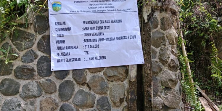 Spanduk proyek Dana Desa 2024 tahap dua, tepatnya pemasangan boronjong dan pipanisasi di Kampung Batu Bangkong dengan nilai Rp 217.446.000 (foto/Panca/Yos)