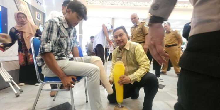 20 Difabel Di Garut Peroleh Bantuan Kaki Palsu (foto/Diskominfo Garut)