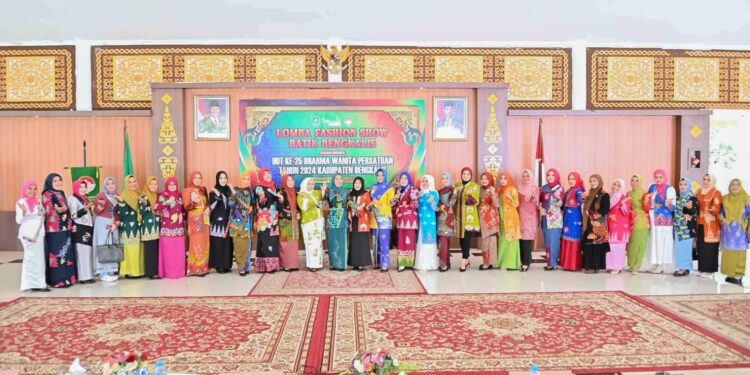 Batik Bengkalis Meriahkan Fashion Show HUT Ke-25 DWP (foto/Prokopim Bengkalis)