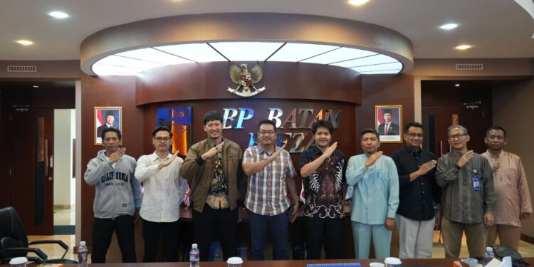 Direktur Pelayanan Terpadu Satu Pintu (PTSP) BP Batam, Harlas Buana, menerima kunjungan Direktorat Jenderal (Dirjen) Penguatan Daya Saing Produk Kelautan dan Perikanan, Jumat (27/12/2024). (foto/Humas BP Batam)