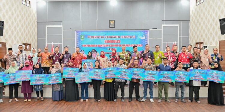 Bupati Bengkalis Kasmarni Serahkan Bantuan Kepada 17 KUBE (foto/Diskominfo Bengkalis)