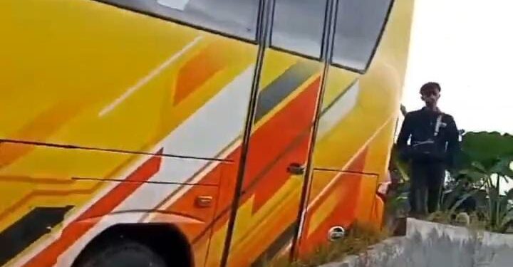 Viral Bus Tersesat di Kompleks Kuburan Wonosobo, Diduga gegara Google Maps (foto/X)