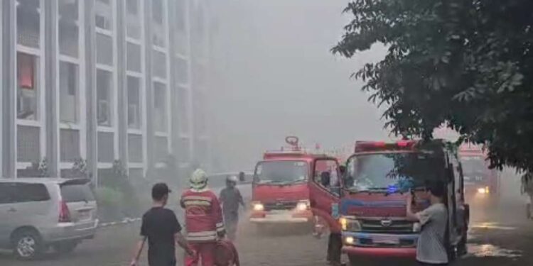 Gedung Rektorat Universitas Islam Negeri (UIN) Syarif Hidayatullah Jakarta kebakaran. (foto/ist)