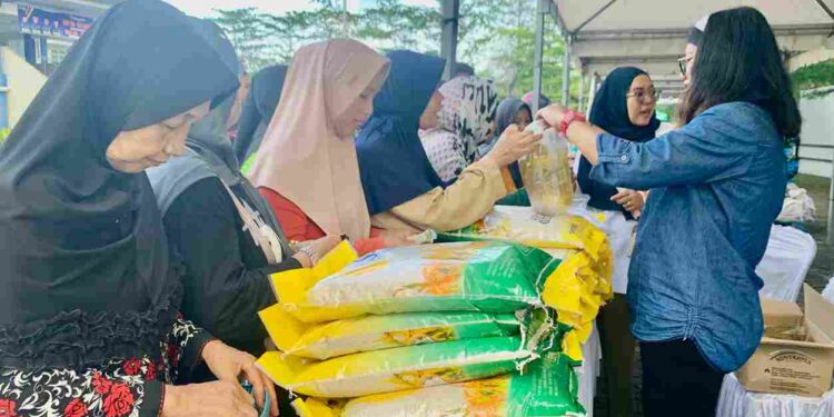Gelaran Operasi Pasar Disdagin Kota Tanjungpinang Disambut Antusias Masyarakat Sekitar (foto/Diskominfo Tanjungpinang)