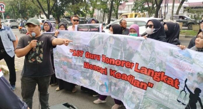 Guru Honorer Langkat Gelar Demo di Kejati Sumut, Minta Objektif Tangani Kasus PPPK 2023 (foto/ist)