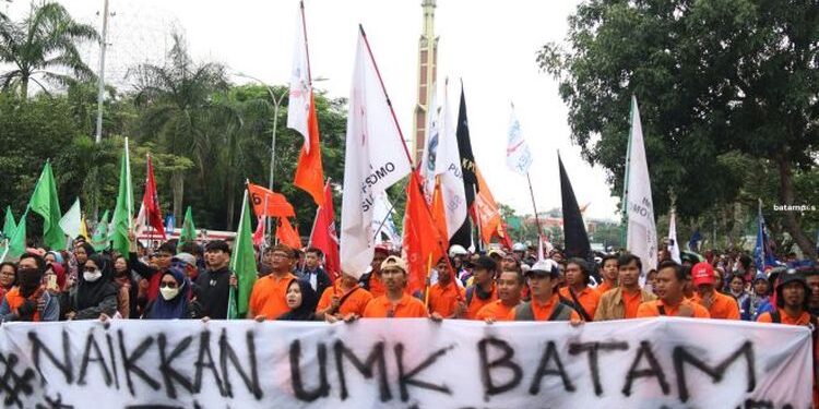 Ilustrasi, demo buruh di Batam beberapa waktu lalu (foto/ist)