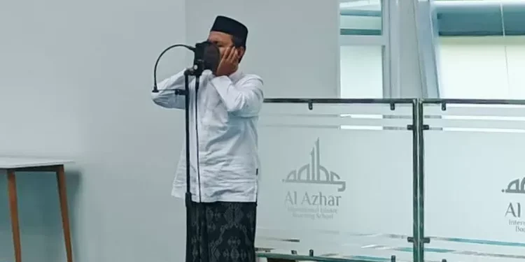 Ilustrasi muadzin sedang mengumandangkan adzan (foto/ist)