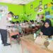 Kapolsek Belitang II AKP Johan Syafri, SE beserta rombongan mengunjungi serta turut membagikan makanan sehat dan bergizi di sekolah MI Mafatihul Huda Al - Ihsan Kelirejo di Desa Kelirejo Kecamatan Belitang II, Kabupaten OKU Timur, pada hari Jum'at tanggal 20 Desember 2024. (foto/Yesi)