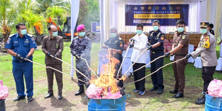 KPPBC TMP C Bengkalis Musnahkan 29 Ton Bawang Putih Hasil Penyelundupan (foto/Prokopim Bengkalis)