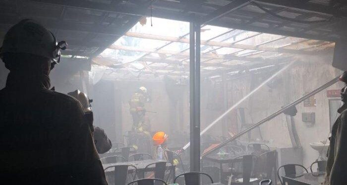 Kondisi rumah makan yang sudah hangus (foto/ist)