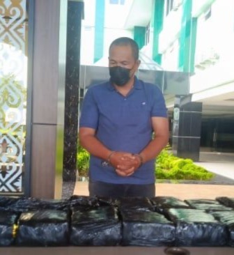 Kurir narkoba yang diamankan beserta barang bukti (foto/doc)